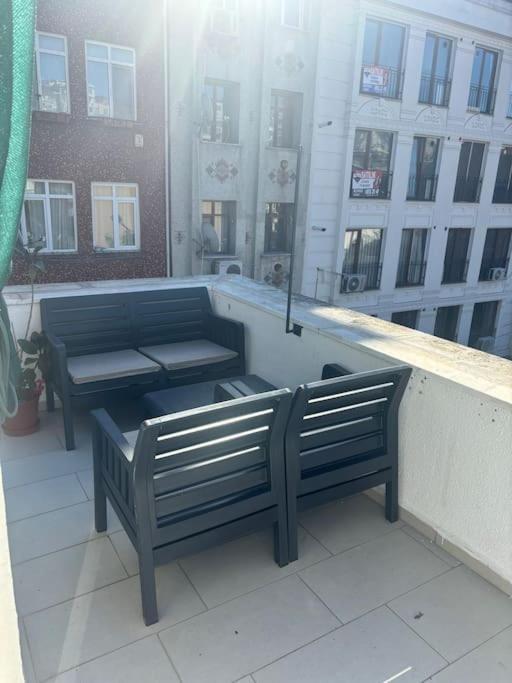 Sunny Terrace Retreat Near Taksim Square