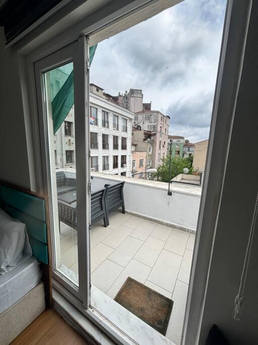 Sunny Terrace Retreat Near Taksim Square İstanbul