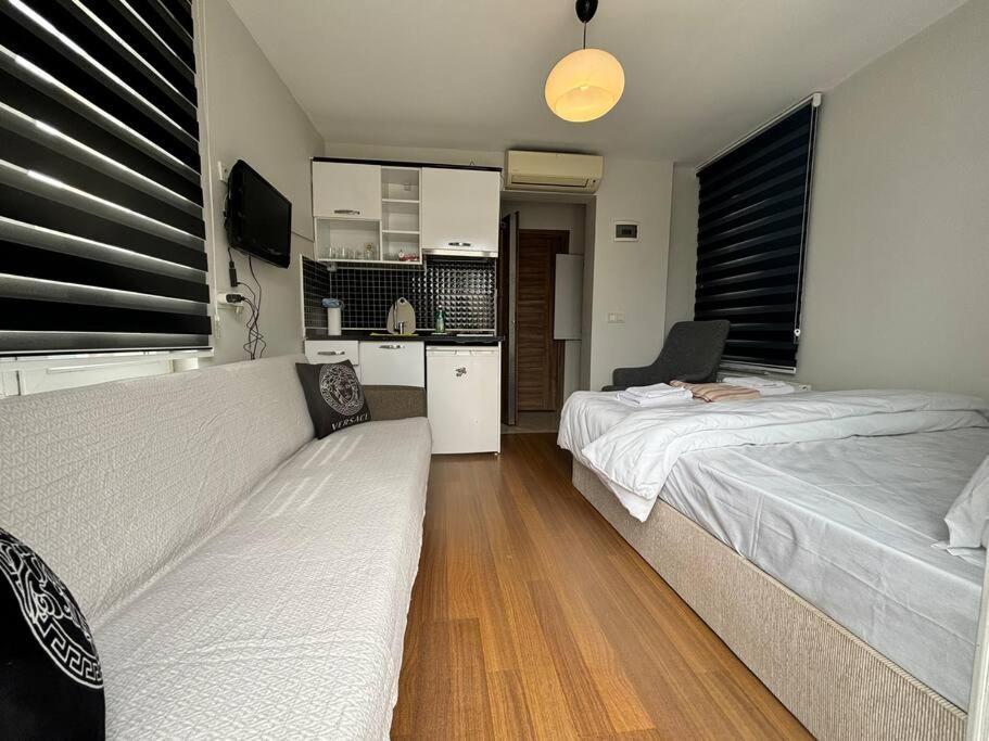 Sunny Terrace Retreat Near Taksim Square