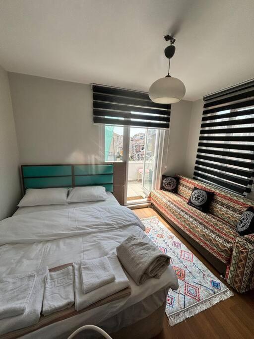 Sunny Terrace Retreat Near Taksim Square